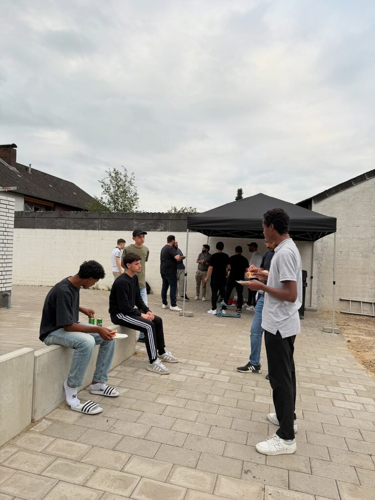 Jugendliche bei einem Gemeindefest vor der Moschee